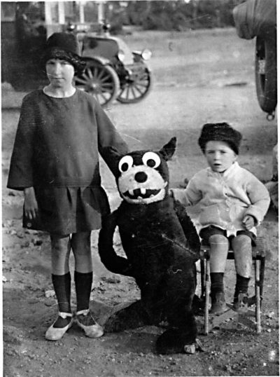 1926 Gwen Parry and brother Ted with Felix the Cat at Echo Point. Blue Mountains Library.