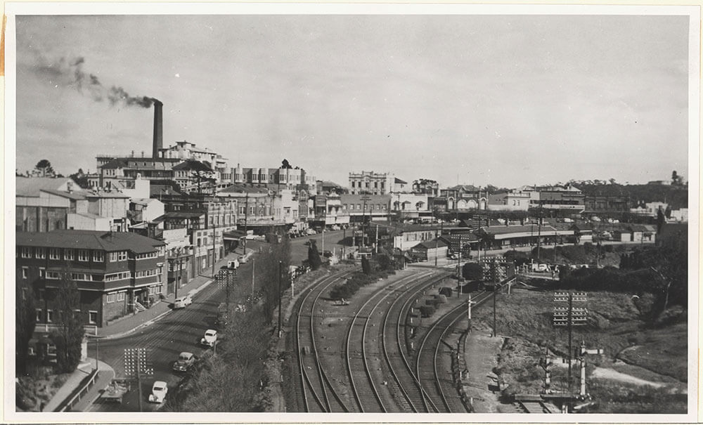 1950 Katoomba Rail Station and top of town with Carrington chimney. Bottom left is the start of Lurline Street between the Metropole Hotel and entrance to Kingsford Smith Park.